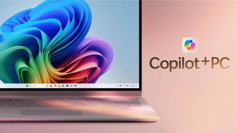 הלוגו של קופילוט AI ומחשב נייד ברקע ווד