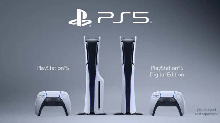 שתי קונסולות PS5 של סוני לצד בקרי המשחק על רקע אפור
