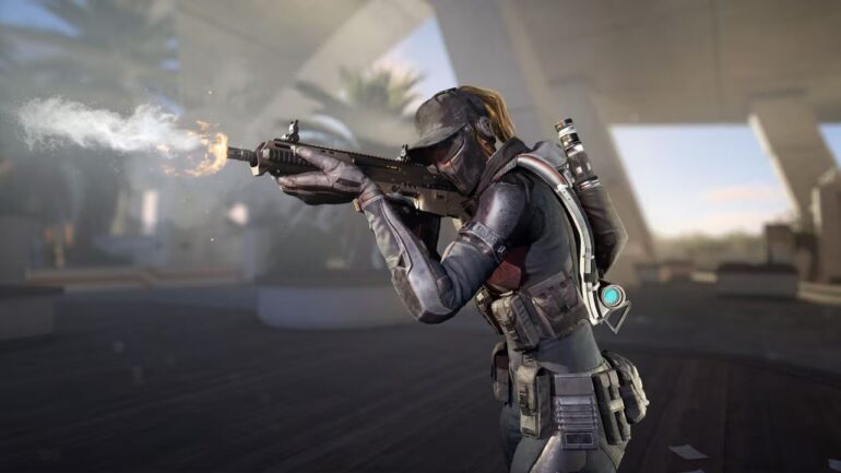 דמות חייל מחזיק נשק במשחק XDefiant 