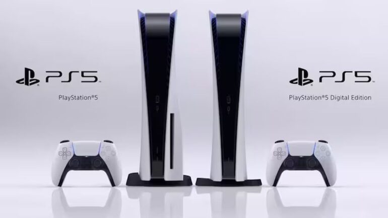 שתי קונסולות PS5 של סוני לצד בקרי המשחק על רקע לבן