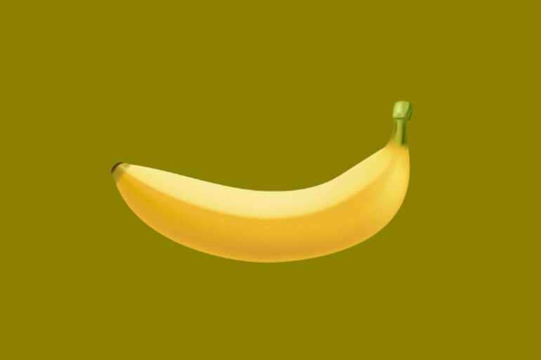 בננה על רקע ירוק זית