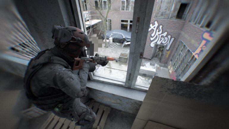 חייל מציץ עם הנשק מהחלון